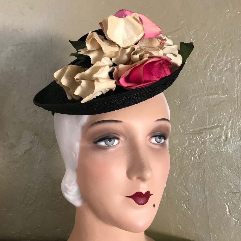 SPLENDID 1930s' BLACK STRAW TOQUE WITH LARGE FABRIC FLOWERS